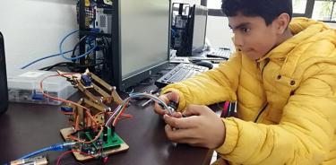 Lalo tiene 10 años, construye y programa pequeños robots, en los Pilares CDMX