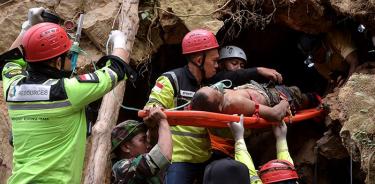 Indonesia da por muertos a unos 30 mineros sepultados