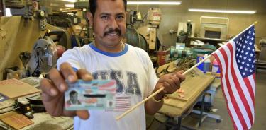 Papá soltero mexicano recibe la Green Card por cuidar de seis hijos