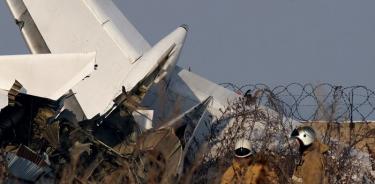 Se estrella avión con 98 pasajeros en Kazajistán; hay al menos 12 muertos