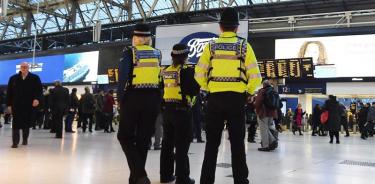 Hallan paquetes explosivos en aeropuertos de Londres