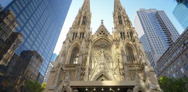 Detienen a hombre que intentó entrar con gasolina en catedral de NY