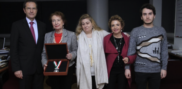 Entregan Medalla Nezahualcóyotl a Miguel León Portilla