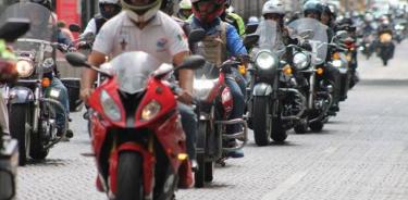 Iniciativa obligaría a motociclistas a traer matrícula en casco y chaleco