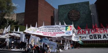 Sin acuerdo legisladores y campesinos; sigue bloqueo en San Lázaro