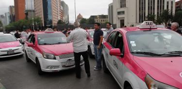 Caos vial por bloqueos de taxistas en Reforma y Circuito Interior