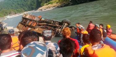 Mueren 17 personas y hay 50 heridos por accidente de autobús en Nepal