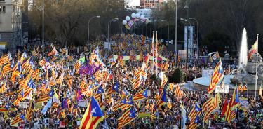 Miles de independentistas catalanes llevan sus reivindicaciones a Madrid