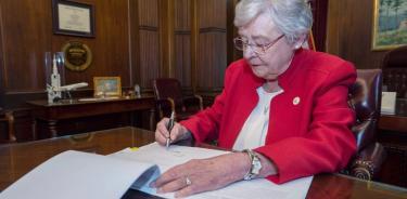 Gobernadora de Alabama firma ley que prohíbe aborto