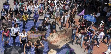 Marchan estudiantes de la UNAM por Lesvy y Aideé