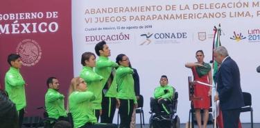 AMLO abandera a deportistas Parapanamericanos; promete apoyos