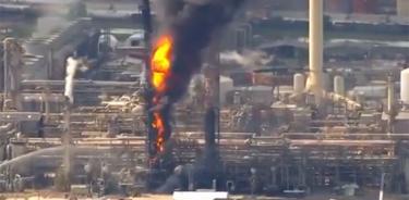 Se registra una explosión e incendio en refinería de Texas
