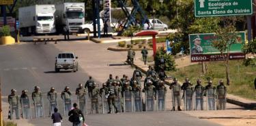 Desertan policías venezolanos que acordonaban puente fronterizo con Colombia