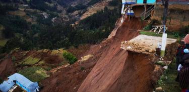 Colapsan 50 viviendas por deslizamiento de tierra en Perú