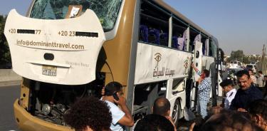 Heridos, 17, por explosión junto a un autobús de turistas en Egipto