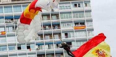 Paracaidista se impacta en desfile militar en España