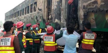 Mueren 65 personas tras incendiarse tren en Pakistán