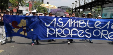 Maestros y estudiantes marchan hacia Rectoría en Ciudad Universitaria