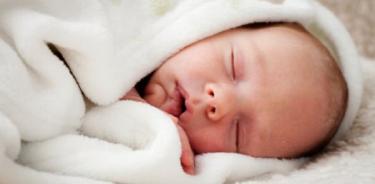 Cobijar en exceso a bebés aumenta riesgo de deshidratación