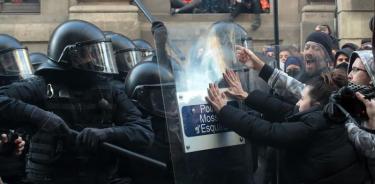 Chocan policías y separatistas durante protestas en Cataluña: hay 11 detenidos