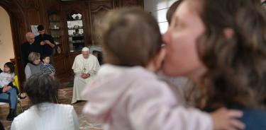 Un mundo digno para los niños, pide Papa en día de los santos inocentes