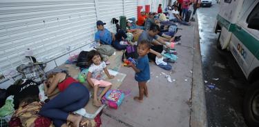 Entregan ropa y comida a migrantes en Huixtla