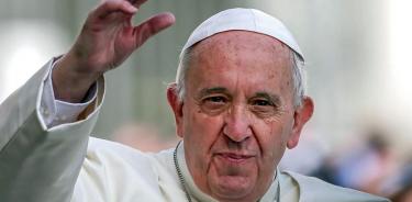 Como Papa he acompañado a gays y transexuales: Francisco