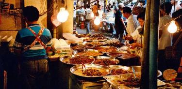 Mexicanos comen en la calle más de una vez a la semana