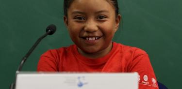 Premia UNAM a niña de ocho años que construyó un calentador solar