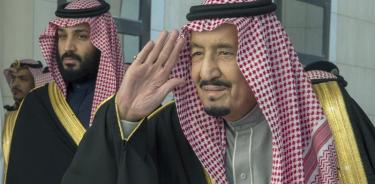 El rey saudí reestructura su gobierno y refuerza el apoyo al príncipe heredero