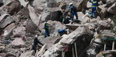Continúan con rescate tras hallar menor muerta en derrumbe en Cerro del Chiquihuite