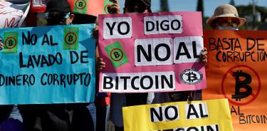 El bitcoin se estrena en El Salvador con caída de precio y marchas en su contra