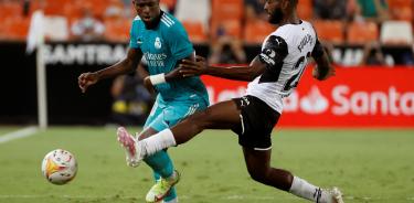 Vinicius salva el liderato del Real Madrid al vencer al Valencia por 2-1