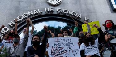 Integrantes del Siintracatedras se manifiestan frente al CONACYT. Foto: Cuartoscuro