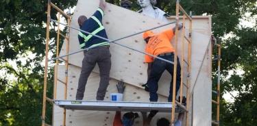 Trabajadores tapian con maderas la estatua de Cristóbal Colón en Philadelphia (The Philadelphia Inquirer)