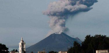 El volcán Popocatépetl registró una emisión de ceniza a las 5:15 horas de este martes.