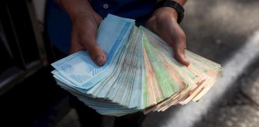 Billetes de bolívares venezolano con valor casi nulo por la hiperinflación (EFE)