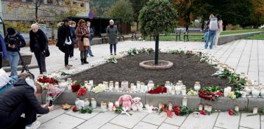 Flores y velas en una plaza de Kongsberg en recuerdo de las víctimas del ataque (EFE)