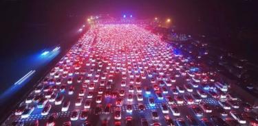 Monumental atasco de coches intentando salir de Pekín (Twitter)
