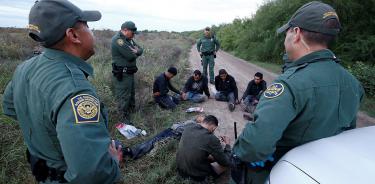 Agentes de la Patrulla Fronteriza arrestan a migrantes en Estados Unidos, en una imagen de archivo.