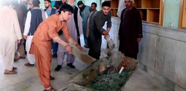 Afganos recogen destrozos tras el bombazo en una mezquita chiita en Kandahar (EFE)