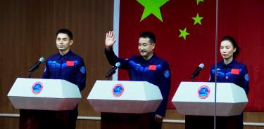 Los astronautas Zhai Zhigang (C), Ye Guangfu (i) y Wang Yaping (d) durante una rueda de prensa celebrada en el Centro de lanzamiento de Jiuquan.