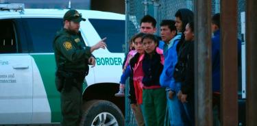 Foto: Agentes de la Border Patrol arrestan a inmigrantes en la frontera (EFE)