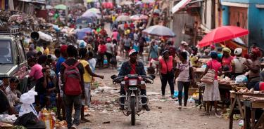 Personas circulan durante el atardecer por el mercado de Pétion-Ville, el 19 de julio de 2021 en Puerto Príncipe.