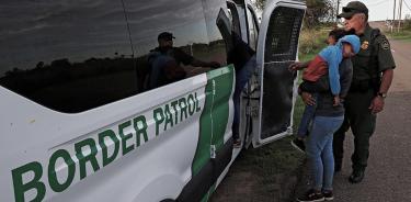 Agentes de la Patrulla Fronteriza de EU detienen a migrantes en la frontera con México, en una fotografía de archivo.