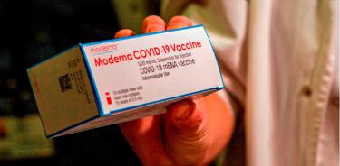 Vista de una caja con vacunas anticovid de Moderna, en una imagen de archivo.