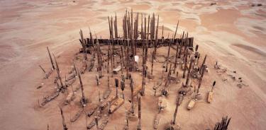 A finales de la década de 1990, en la cuenca del Tarim de esta región, se descubrieron cientos de restos humanos momificados de forma natural que datan de entre el 2.000 a.C. y el 200 d.C.