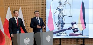 El secretario de Justicia polaco, Zbigniew Ziobro (d), y el vicesecretario, Sebastian Kaleta (i), en una rueda de prensa en Varsovia, el 18 de octubre.