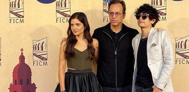 El director Jorge Cuchí, acompañado de la actriz, Karla Rodríguez y del actor José Antonio Toledano.