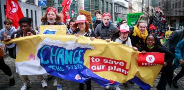 Miles de personas marchan para pedir medidas urgentes para combatir el cambio climático en la COP26 (EFE)